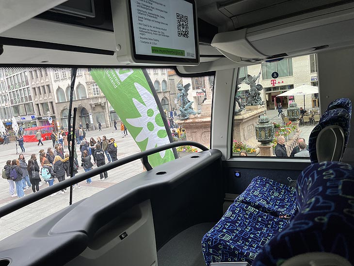 Der Münchner Bergbus fährt auch 2022 wieder: Bei der Pressekonferenz auf dem Münchner Marienplatz wurden neben einer neuen Linie alle Neuerungen für die Saison 2022 vorgestellt. (©Foto.Martin Schmitz): 